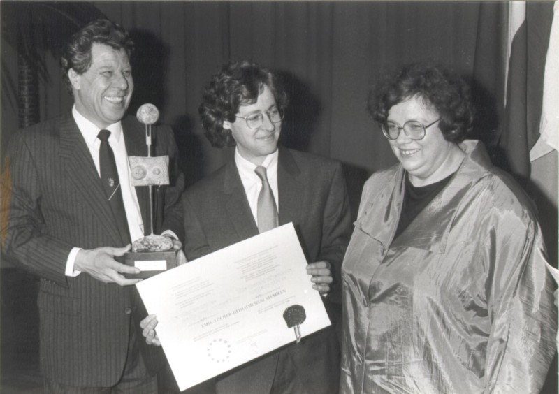Übergabe des Museumspreises des Europarates an den Museumsleiter Udo Gößwald (Mitte), rechts Dr. Dorothea Kolland, Leiterin des Kunstamts Neukölln, links Stadtrat Jürgen Colell (links), 1987