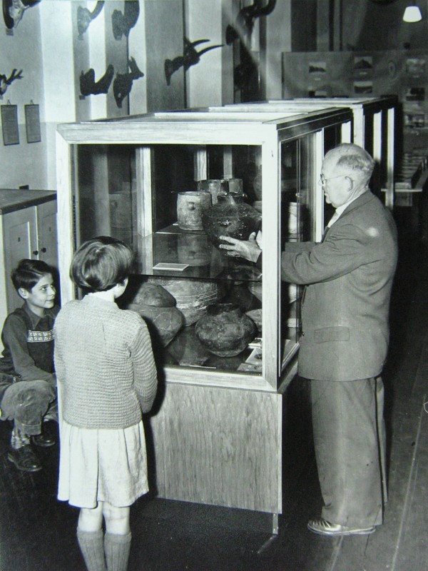 Der frühere Museumsverwalter Wilhelm Schmidt mit zwei Kindern im Heimatmuseum Neukölln, das sich damals in der Emser Straße befand, 1960