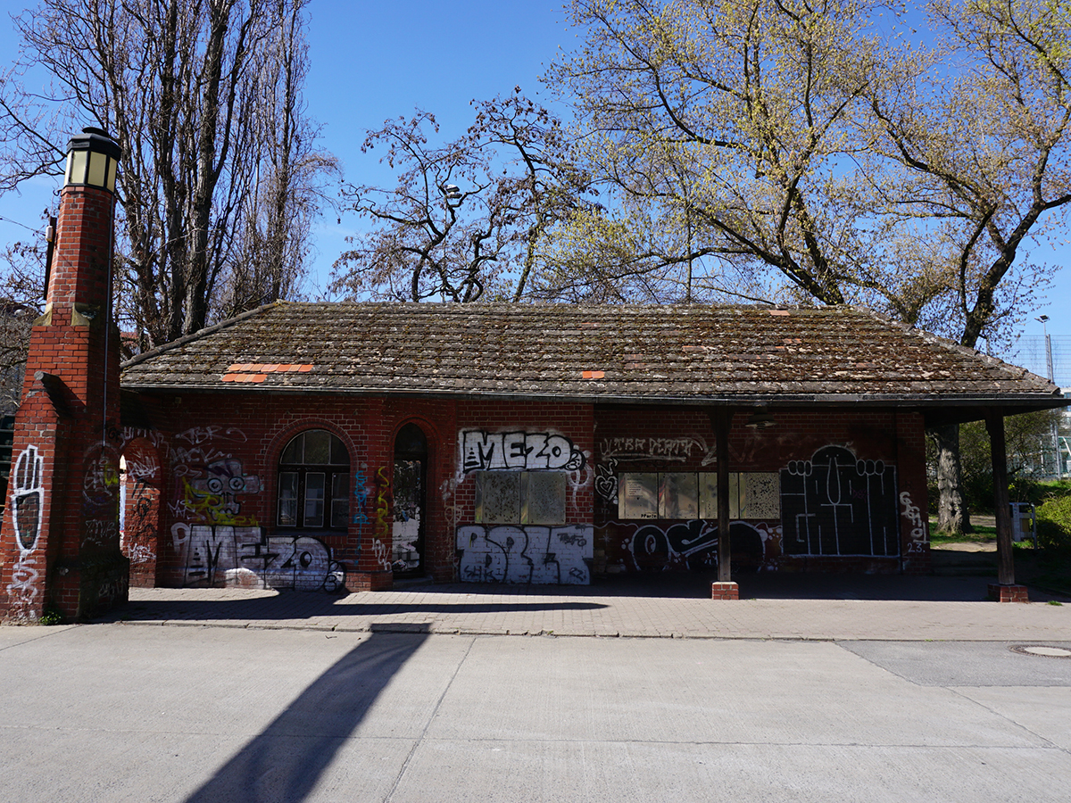 Ehemaliges Pförtnerhäuschen am Eingang zur Kulturinsel, Danziger Straße 101, 103, 105 | April 2025