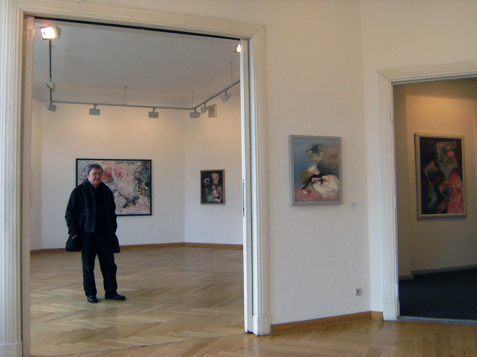 Hans Vent im Ausstellungsraum der Galerie Pankow