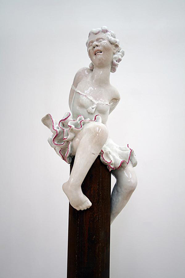 Caro Suerkemper · Siegessäule · Ton gebrannt, glasiert, Eisensäule · 2011