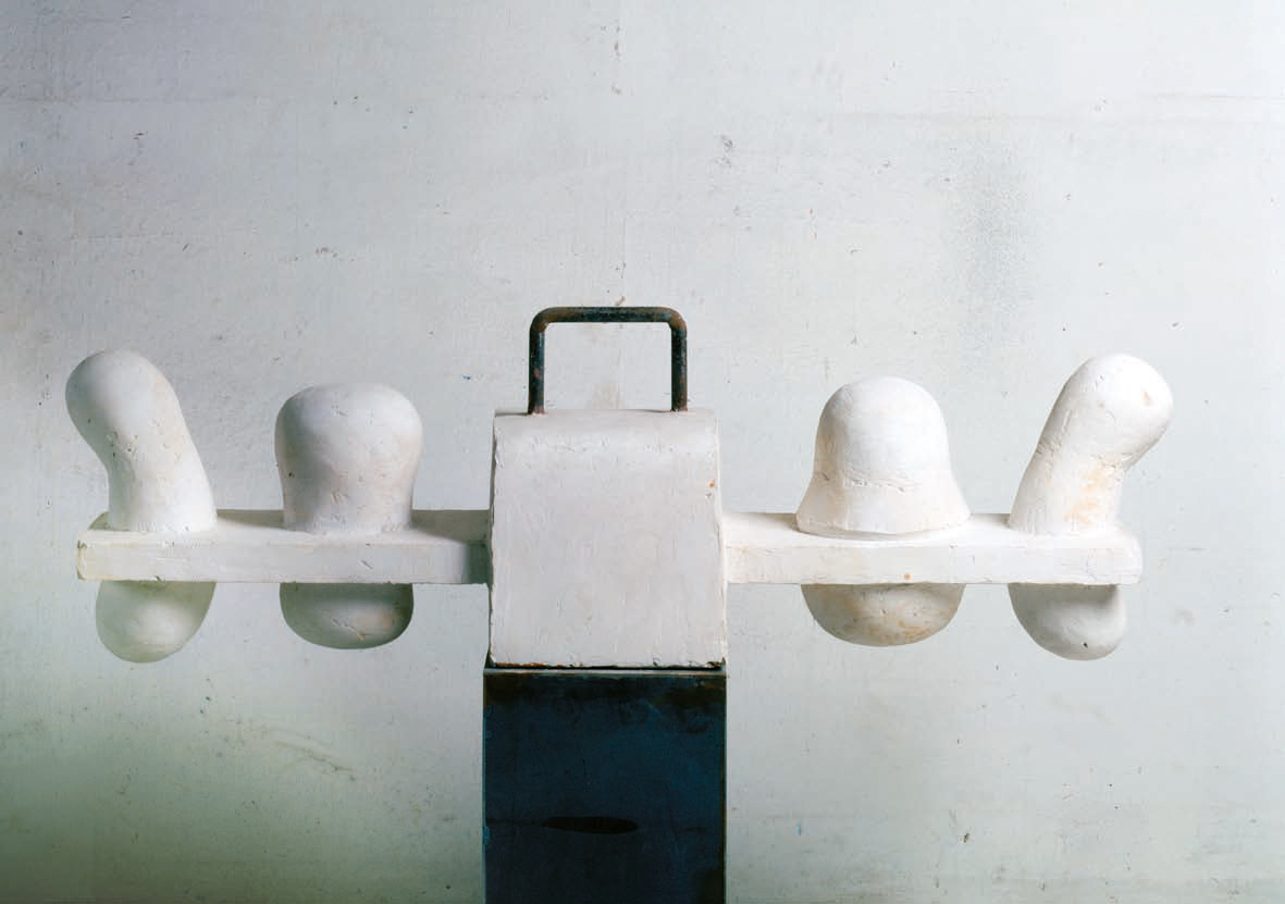 Henry Stöcker: Ohne Titel, 2004, Gips, Metall, 80 x 120 x 60 cm