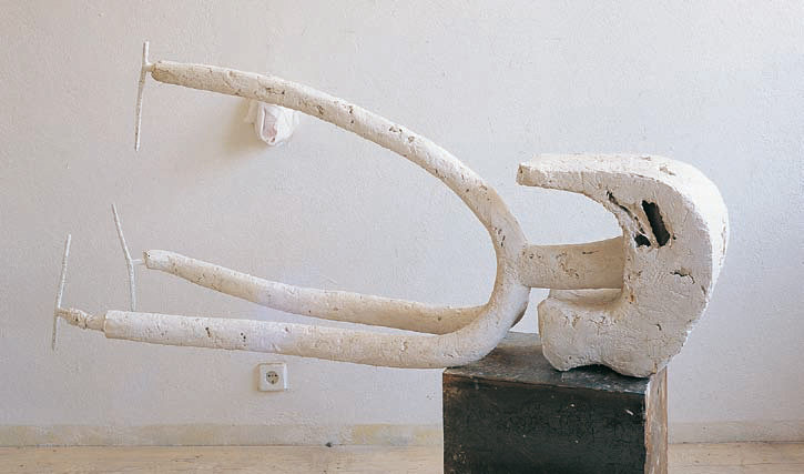 Henry Stöcker: Ohne Titel, 2009, Gips und Metall, 180 x 90 x 50 cm