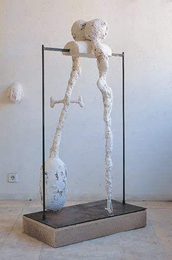 Henry Stöcker: Unterwegs, 2009, Gips und Metall, 140 x 100 x 42 cm