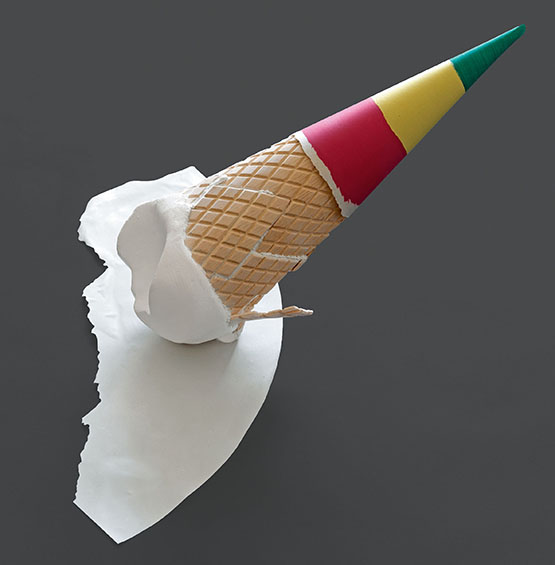 Henning Hennenkemper: Eis ∙ 2013 ∙ Papier, Holz, Gips, Ölfarbe ∙ 30 x 55 x 60 cm