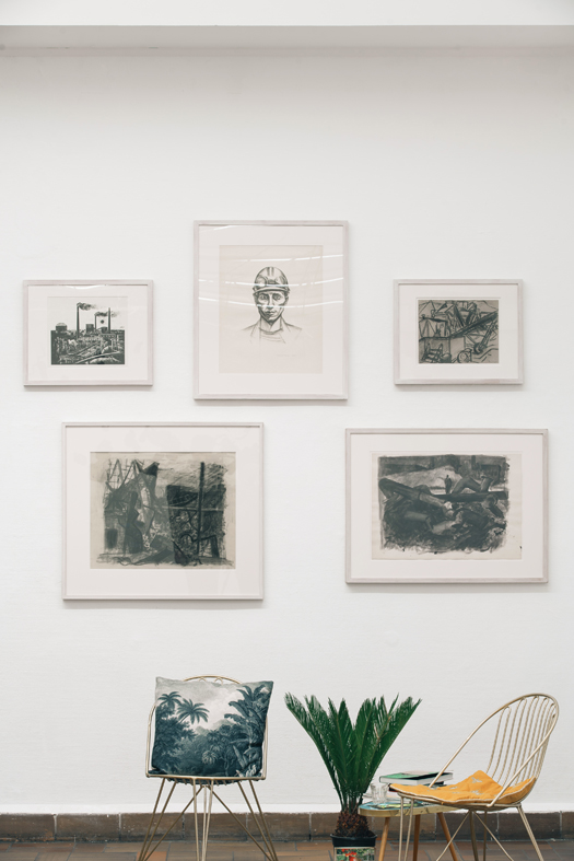 Ursula Achternkamp: Im Pausenraum, Installation, 2020 Im Hintergrund Werke aus der Kunstsammlung Pankow von Ernest Gotthard Reuter, Veronika Wagner, Roland Nicolaus