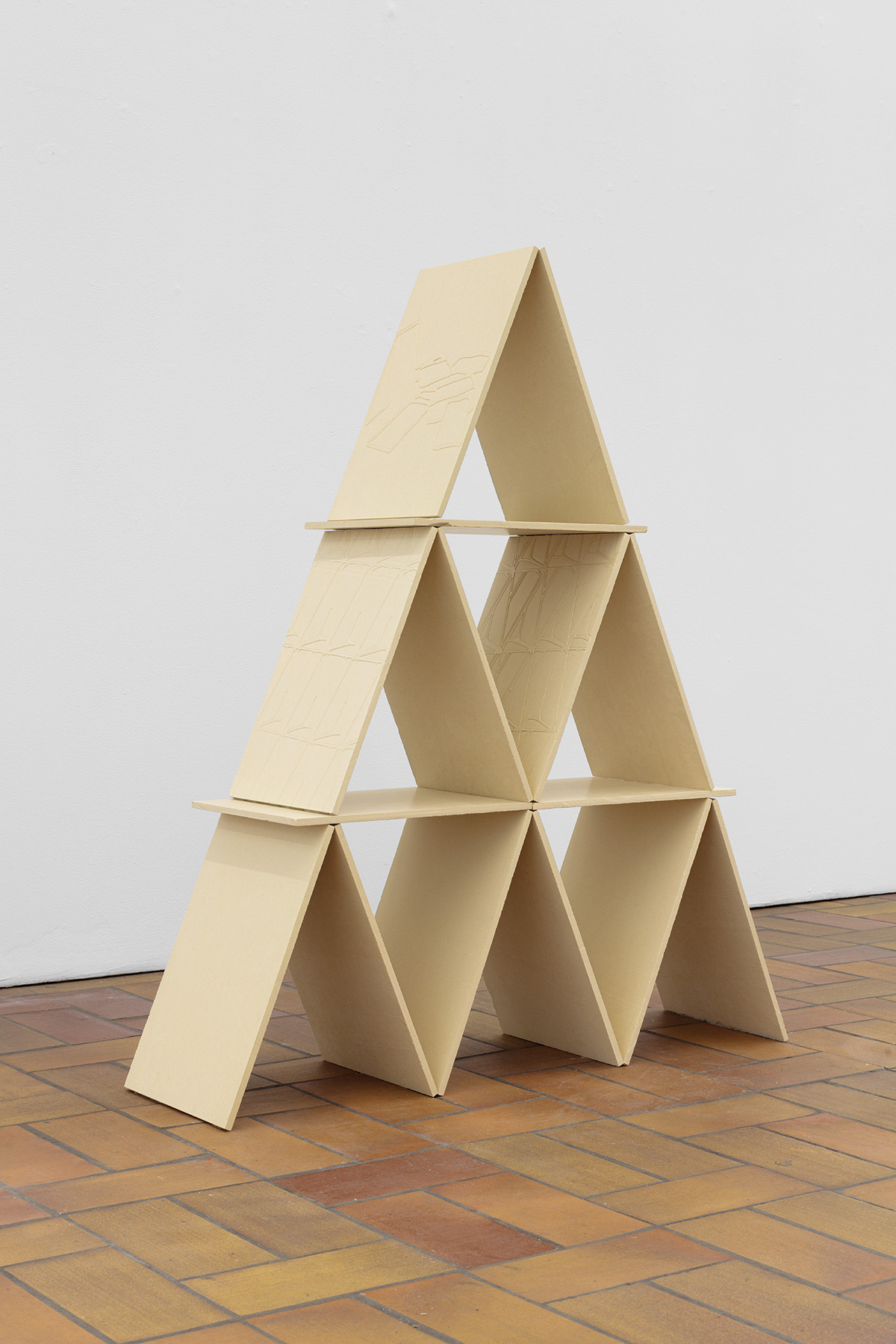 Lukas Liese · Kartenhaus · 2022 · Solnhofener Kalkstein · 95 x 115 x 27 cm