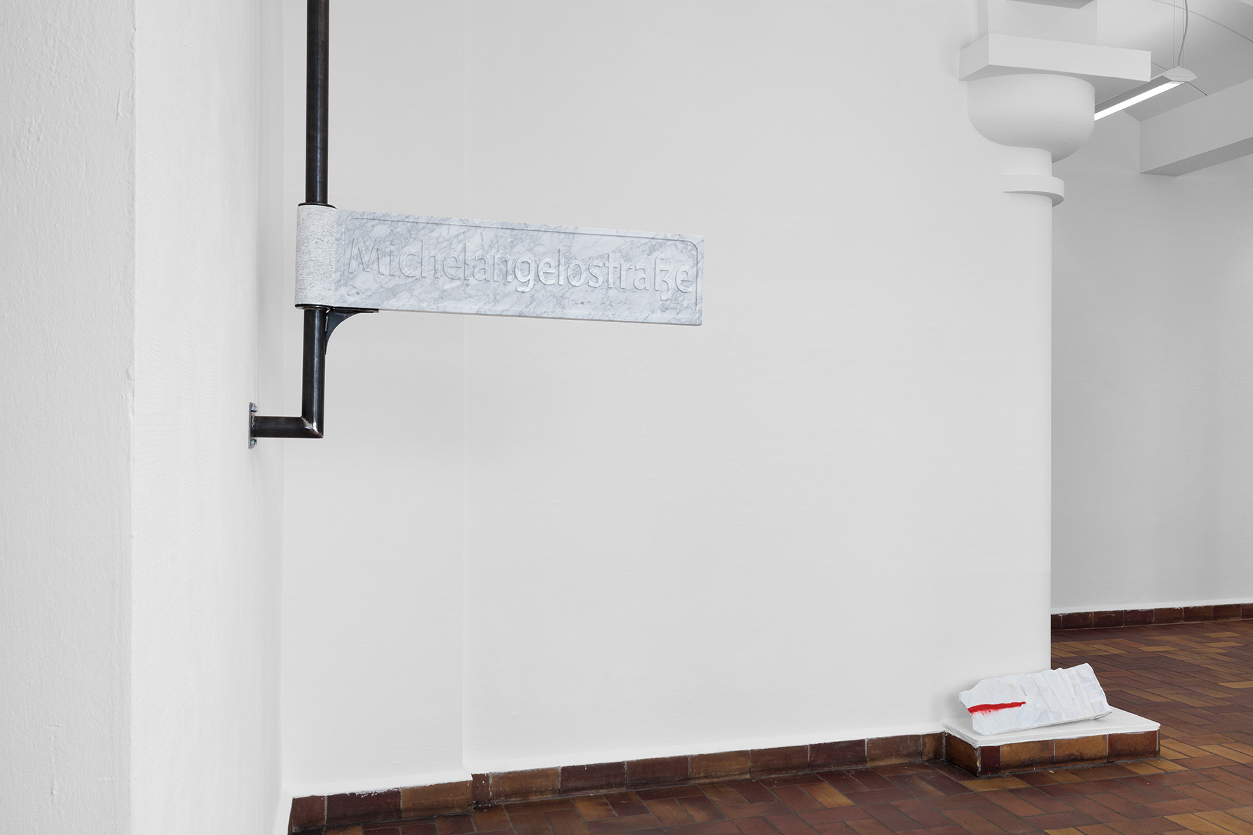 Lukas Liese · Michelangelostraße · 2022 · Marmor und Stahl · 95 x 22 x 8cm und Michelangelostraße non finito · 2022 · Marmor · 95 x 22 x 8 cm