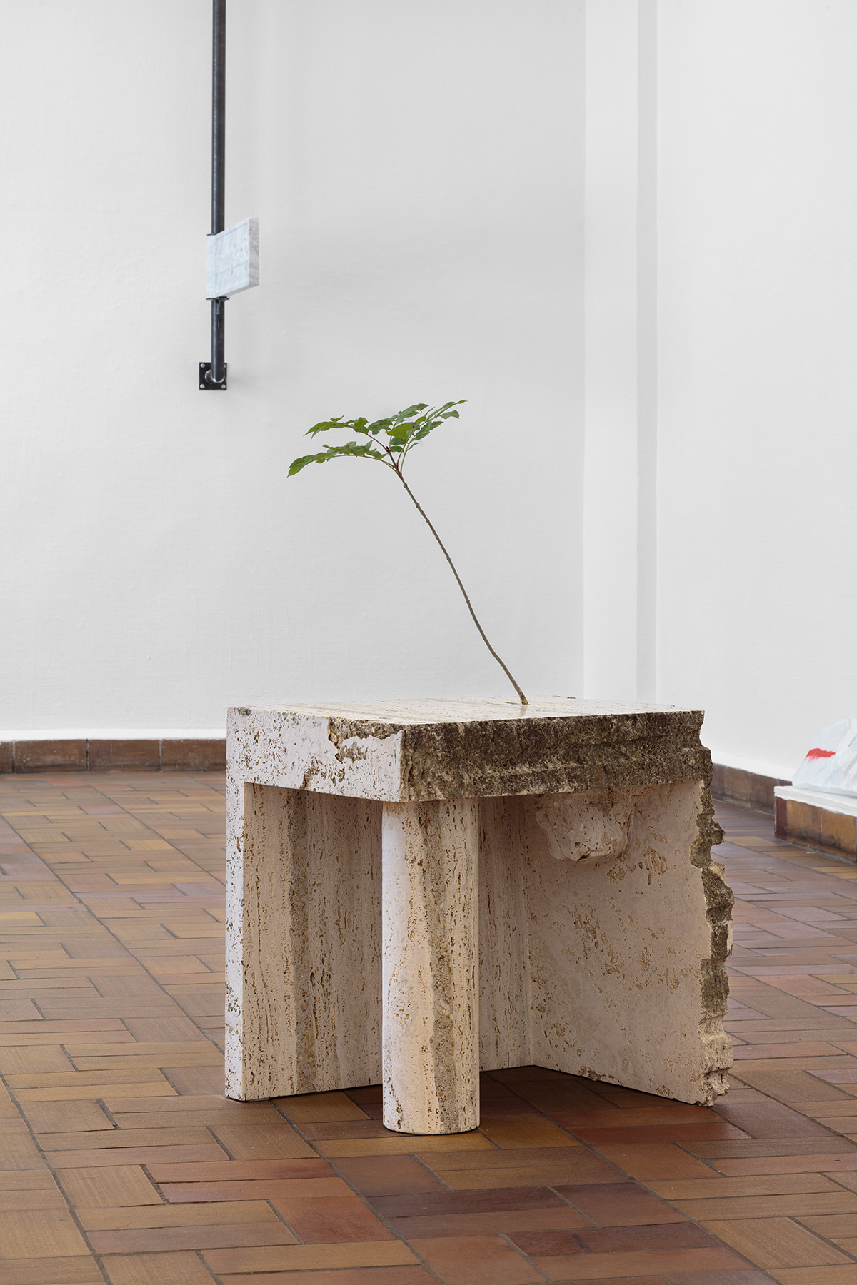 Lukas Liese · Problem (mit Dachbegrünung) · 2022 · Travertin · 60 x 55 x 60cm · (Bildhintergrund: Lukas Liese · Michelangelostraße)