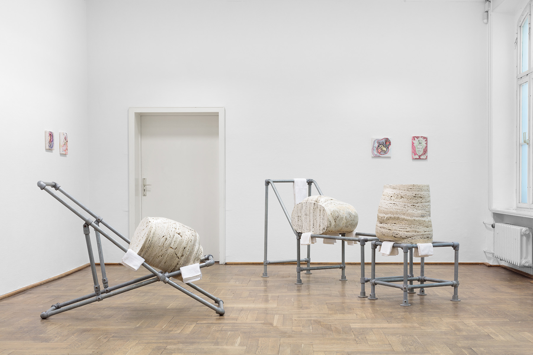 Lukas Liese · Satt (Tommy, Calvin & Giorgio) · 2019 · Traverin und Stahl · Maße variabel · (Bildhintergrund: Stickbilder von Mary-Audrey Ramirez)