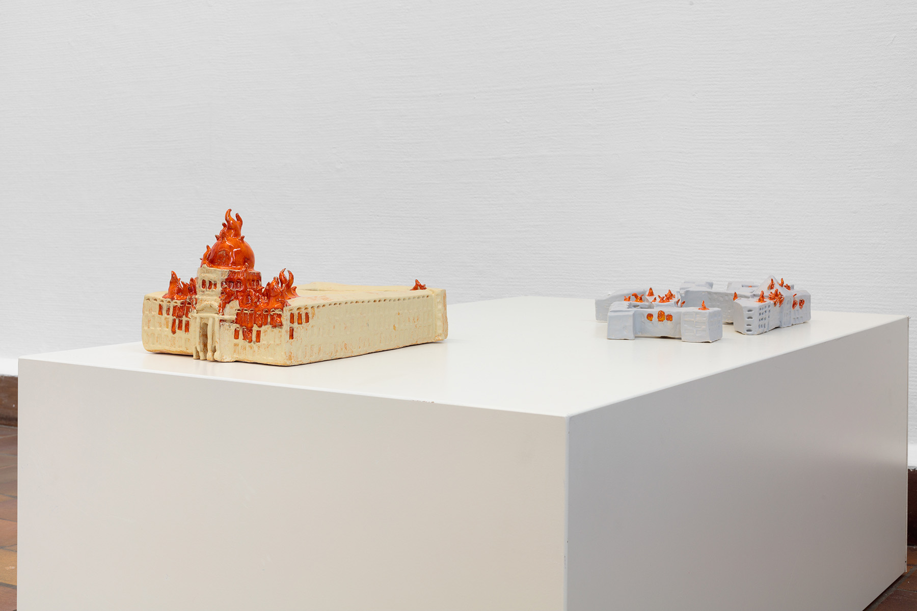 Zoë Claire Miller · Berliner Unwillen II · 2022 · glasierte Keramik · 15 x 25 x 20 cm und AM TⱯCHELES – AUẞERGEWÖHNLICHE EIGENTUMSWOHNUNGEN IN BERLIN MITTE · 2022 · glasierte Keramik · 13 x 30 x 10 cm
