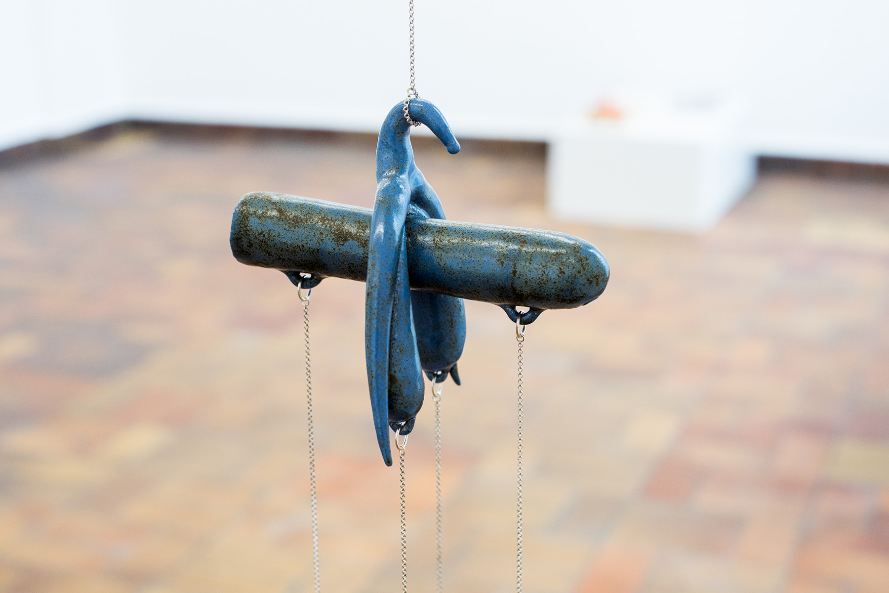 Zoë Claire Miller · Clitbait · 2022 · glasierte Keramik, Silberkette · 19 x 11 x 19 cm