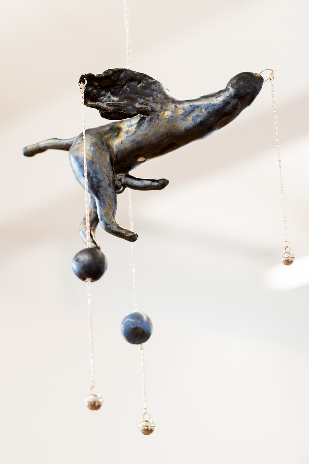 Zoë Claire Miller · Flugschwanz · 2022 · glasierte Keramik, Silberkette · 21 x 13 x 17 cm