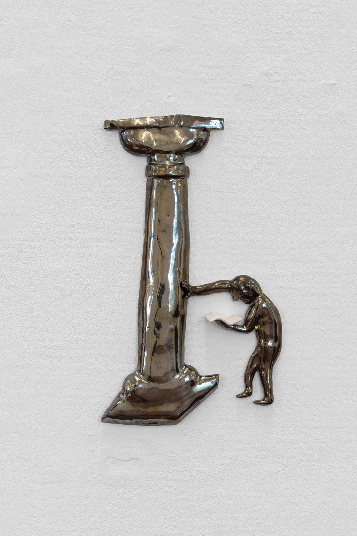 Zoë Claire Miller · Letter from the Landlord (rent raise) · 2022 · glasierte Keramik · 25 x 15 x 2 cm