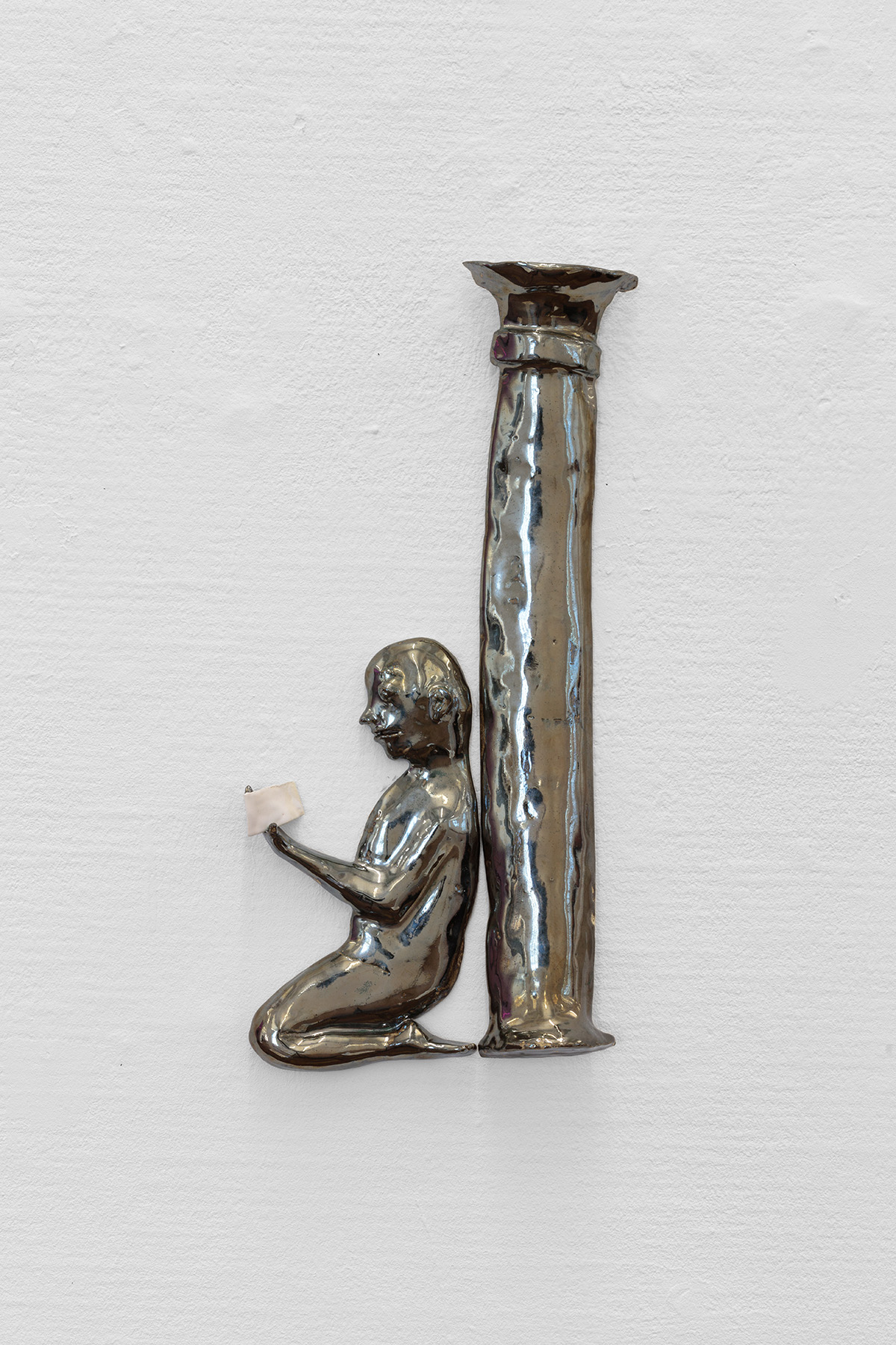 Zoë Claire Miller · Letter from the Landlord (eviction notice) · 2022 · glasierte Keramik · 30 x 20 x 2 cm