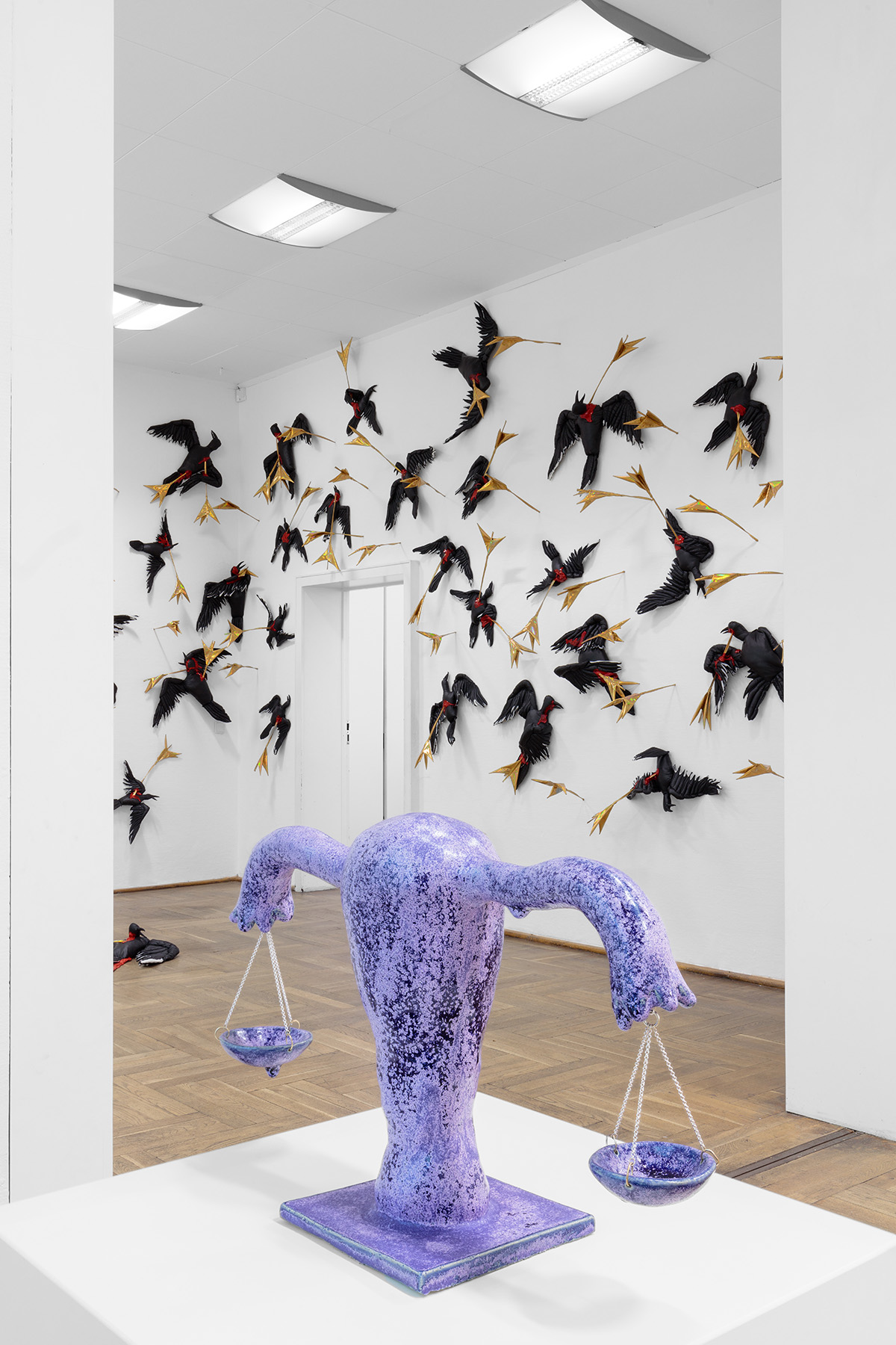 Zoë Claire Miller · Reproductive Justice (In Lavender) · 2020 · glasierte Keramik, Silberketten · 25 x 25 x 10 cm · (Bildhintergrund: Mary-Audrey Ramirez · Pls don't die)