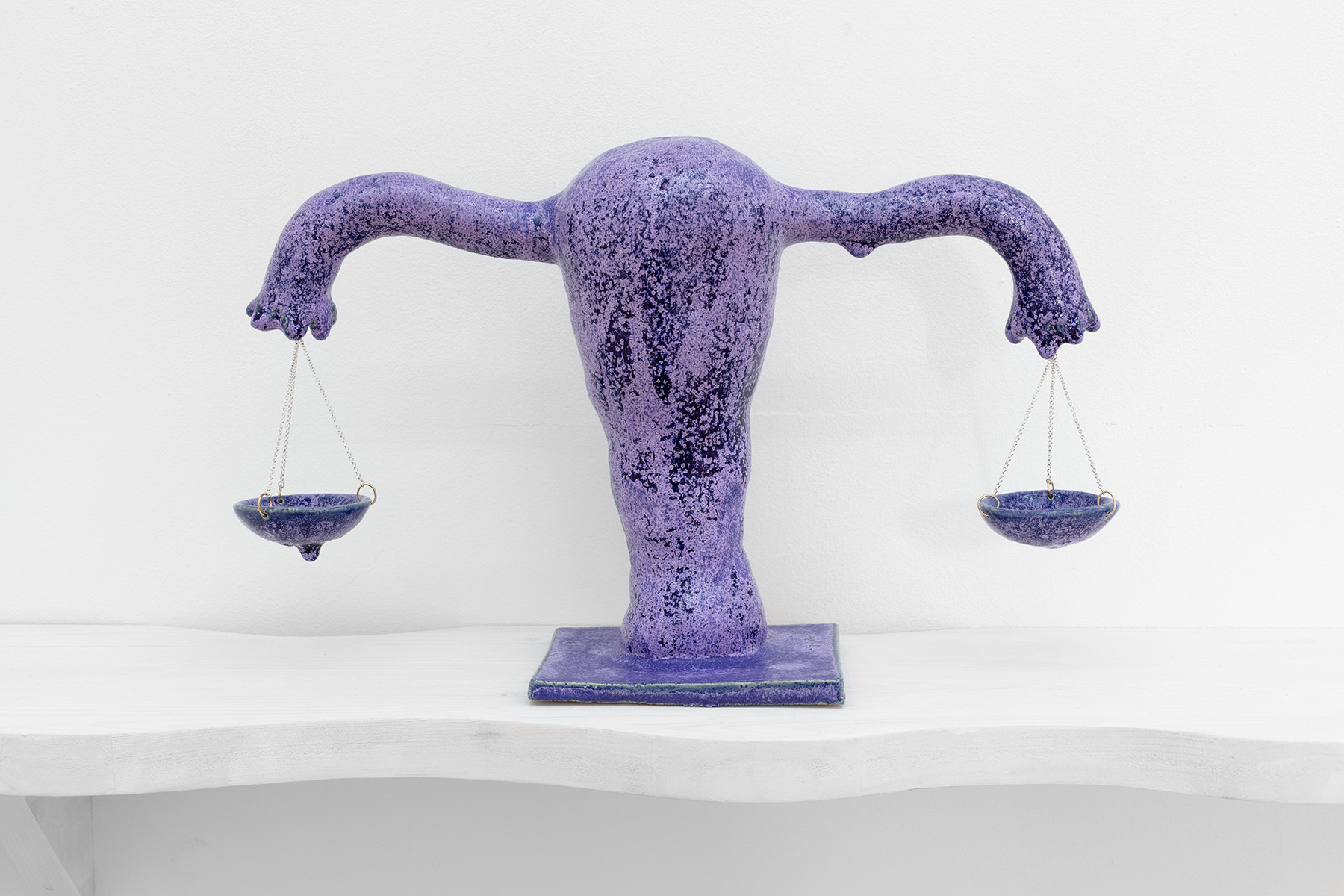 Zoë Claire Miller · Reproductive Justice (In Lavender) · 2020 · glasierte Keramik, Silberketten · 25 x 25 x 10 cm · Aus der Ausstellung: Bastard Magical Pragmatism. Zoë Claire Miller & Nadira Husain. November-Dezember 2020 @ PSM