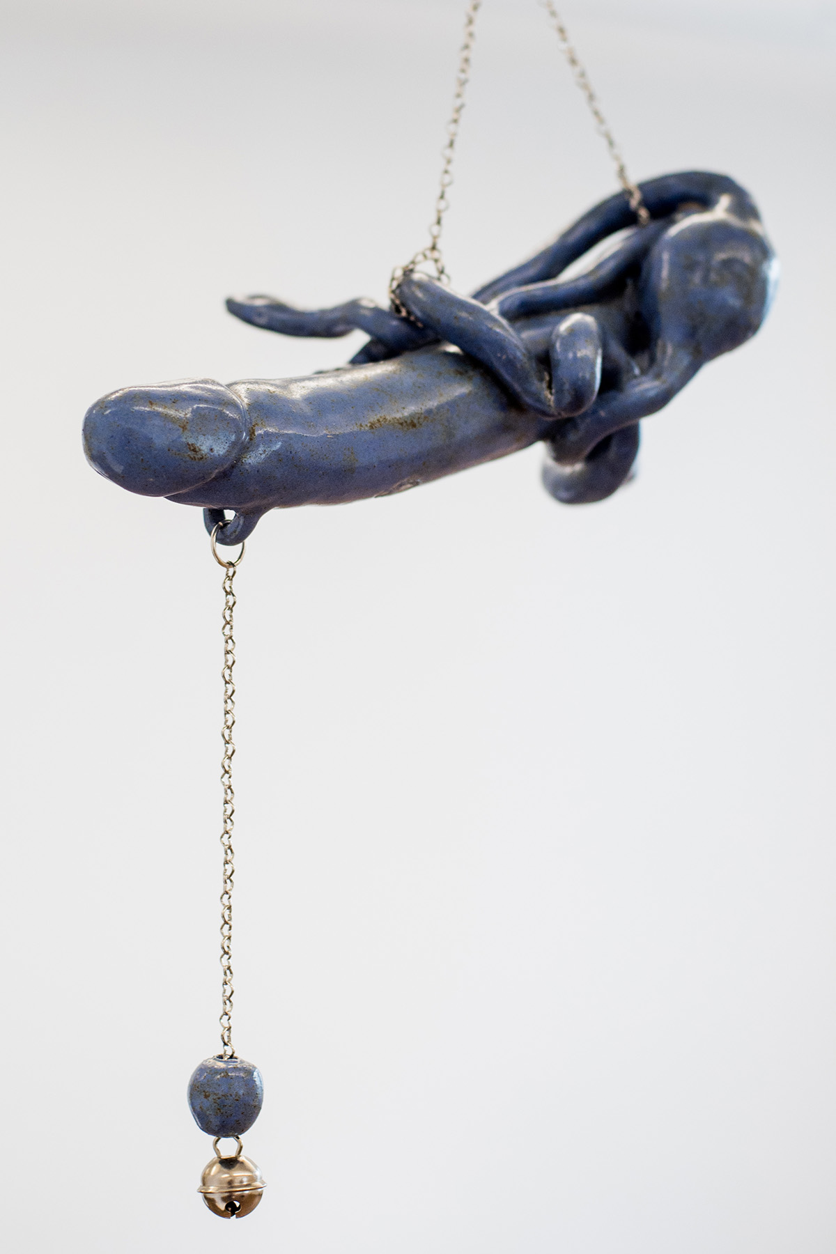 Zoë Claire Miller · Schlängelschwanz · 2022 · glasierte Keramik, Silberkette · 27 x 14 x 12 cm