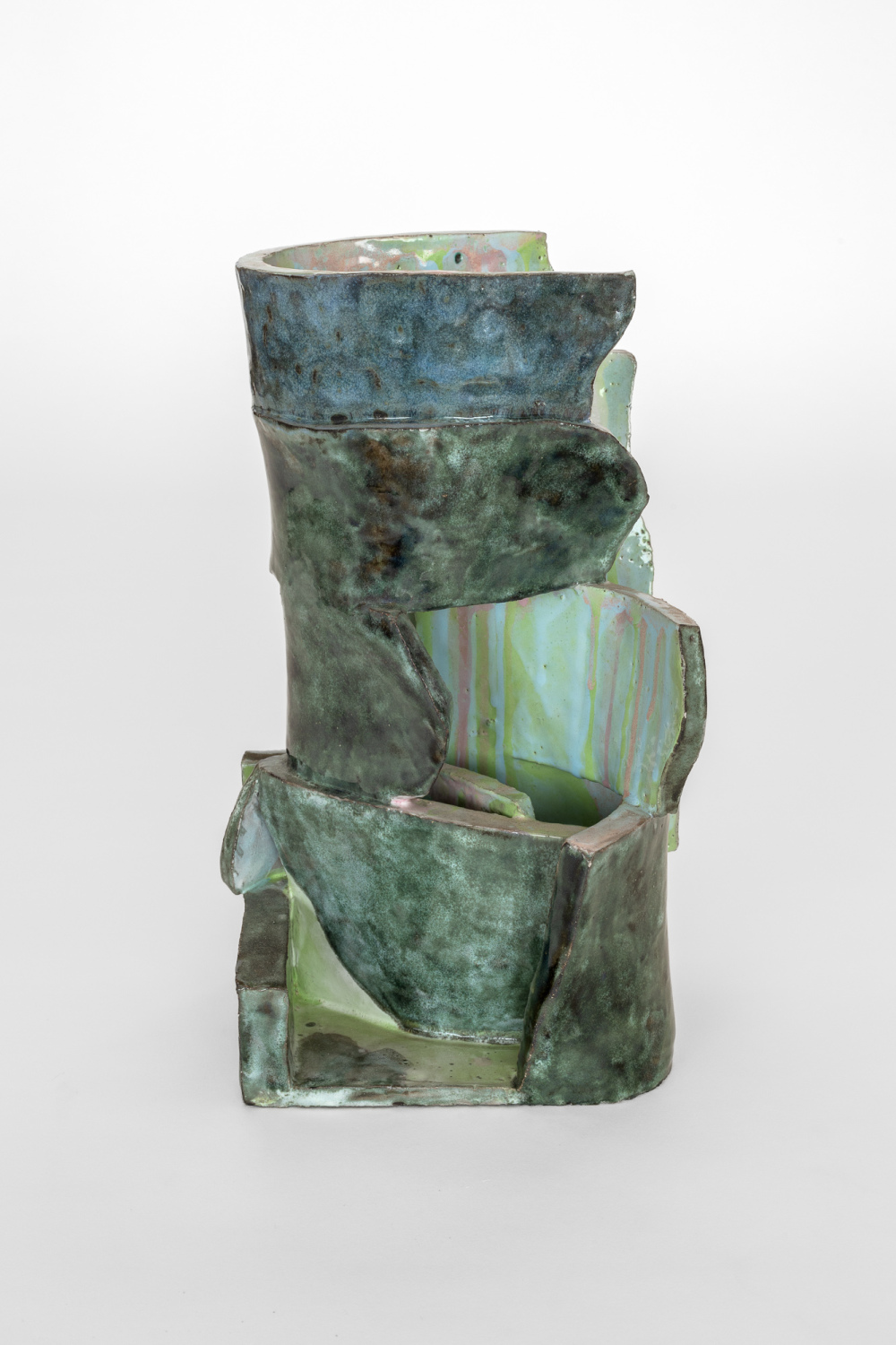 Laura Bruce, »Flaps« (aus der Reihe »Like all the stars in the sky and all the rain in the clouds and all the leaves on the trees and all the birds«), 2019, Glasierte Keramik, 31 x 25 x 23 cm