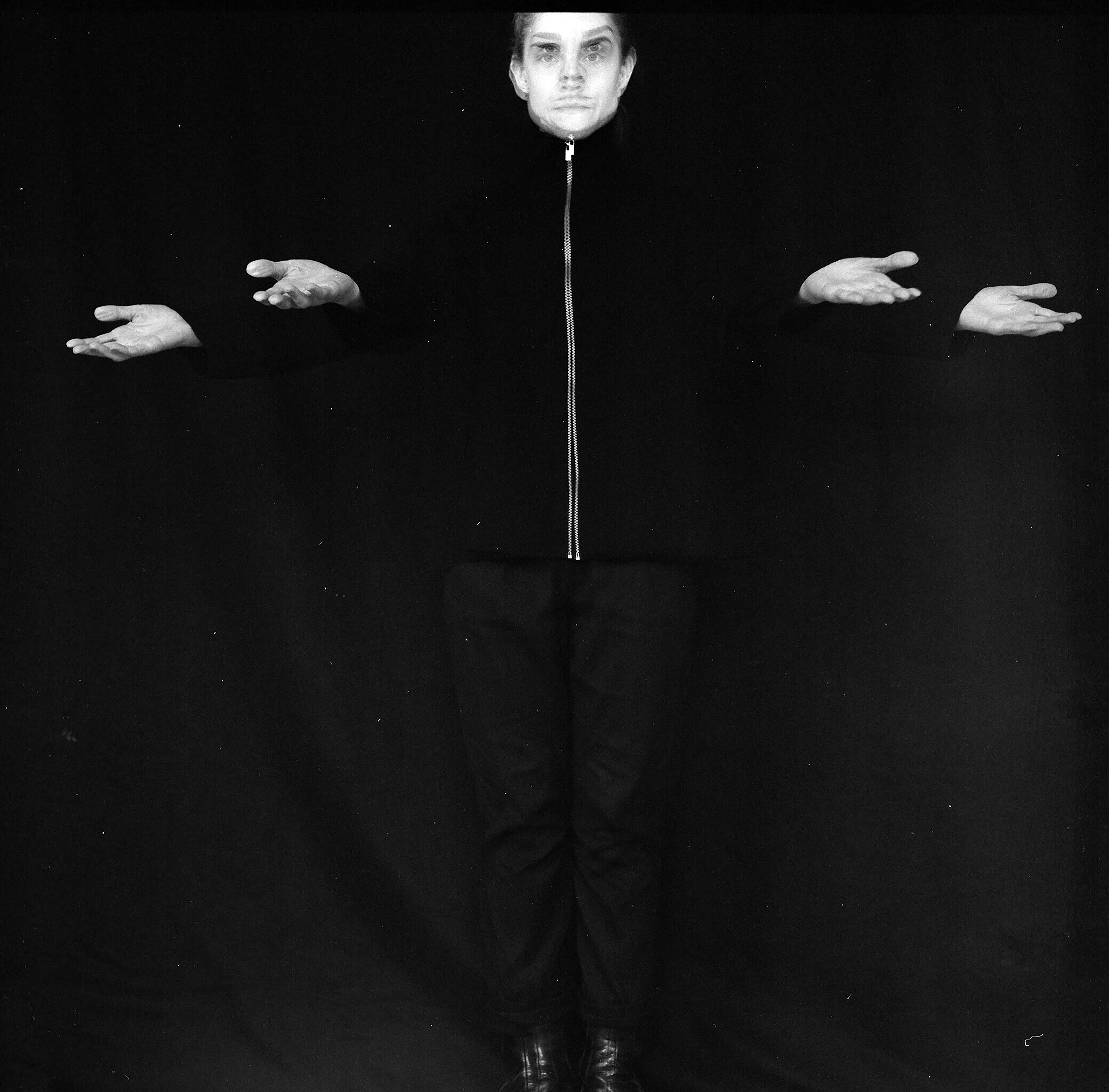 Asta Cink, Reich mir die Hand, 2022, C-Print auf Alu Dibond