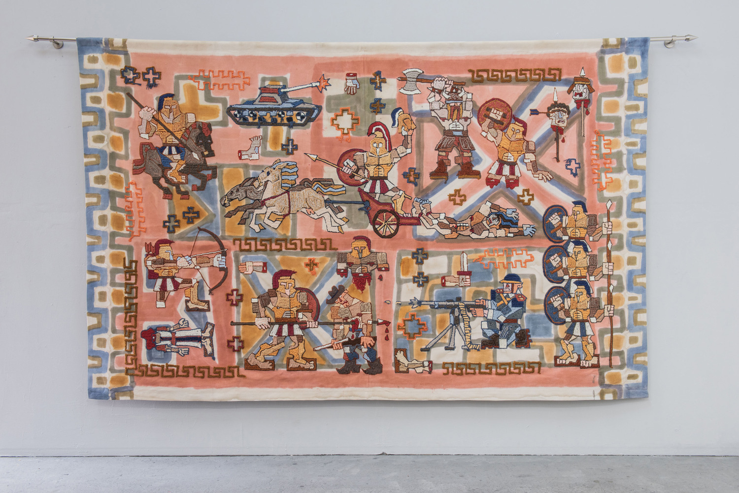 Lillian Morrissey, Achilles Drags Hectors Body Across the Battlefield, 2023, Stickerei und Mixed Media auf Panama-Baumwolle