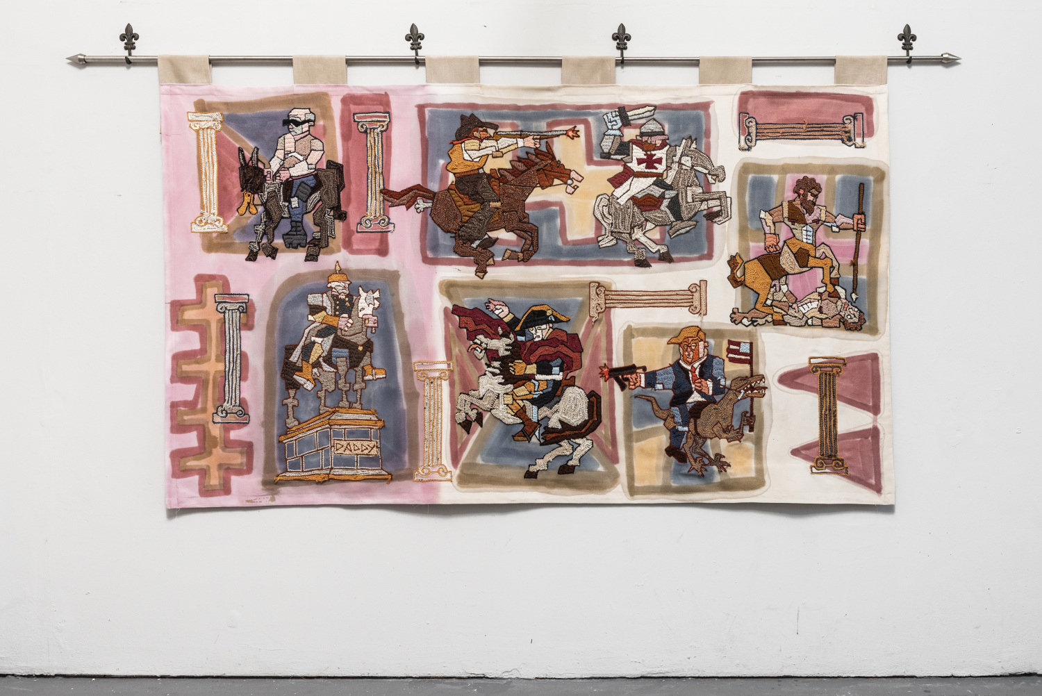 Lillian Morrissey, Men on Horses, 2024, Stickerei und Mixed Media auf Panama-Baumwolle