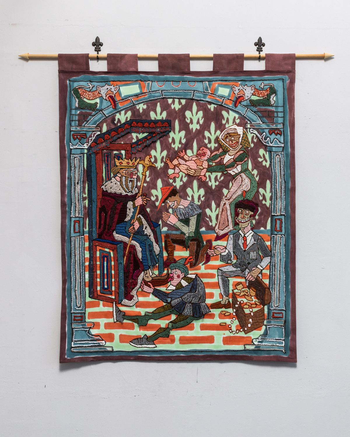 Lillian Morrissey, Paying Tribute to the King, 2025, Stickerei und Mixed Media auf Panama-Baumwolle