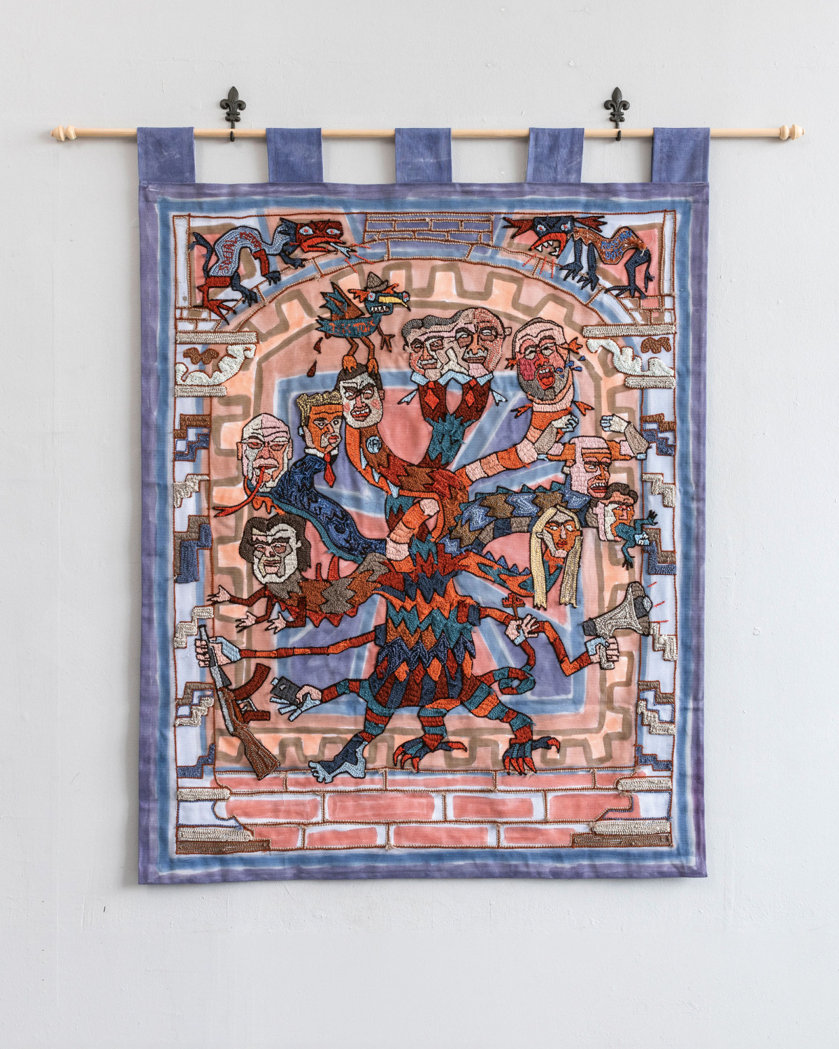 Lillian Morrissey, Hydra, 2024, Stickerei und Mixed Media auf Panama-Baumwolle