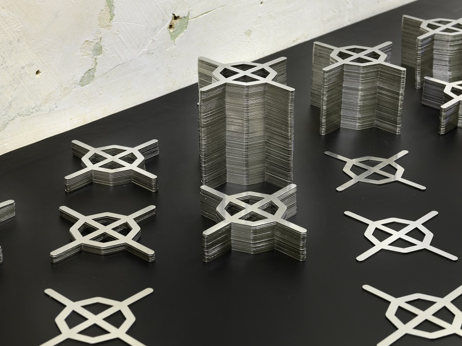 Natalia Stachon, They fade into geography (Detail), 2021, mehrteilige Installation aus Holz, Tanzteppich, Neonbändern und Edelstahl