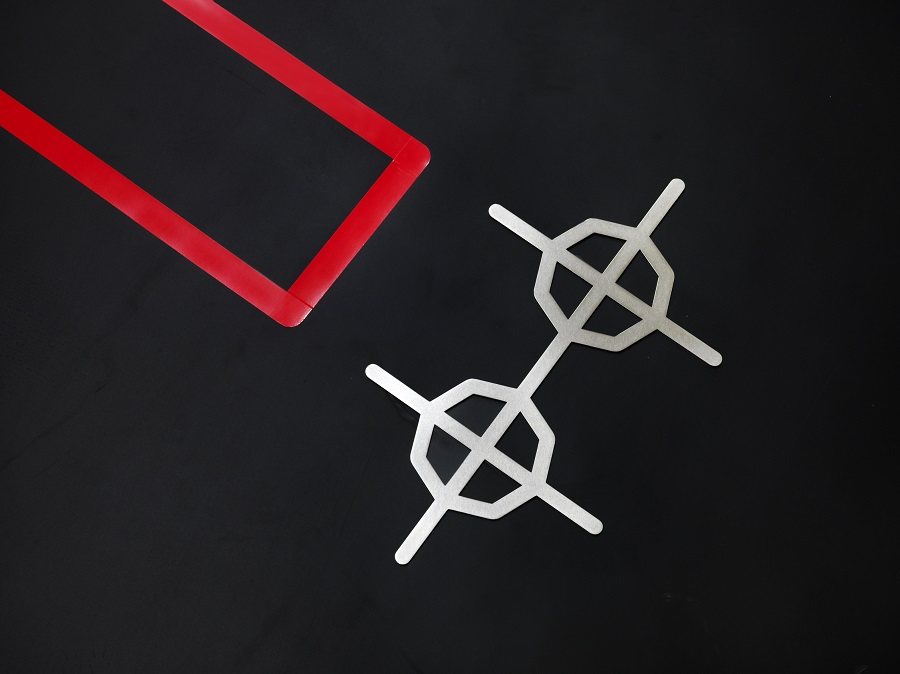 Natalia Stachon, They fade into geography (Detail), 2021, mehrteilige Installation aus Holz, Tanzteppich, Neonbänder, Edelstahl