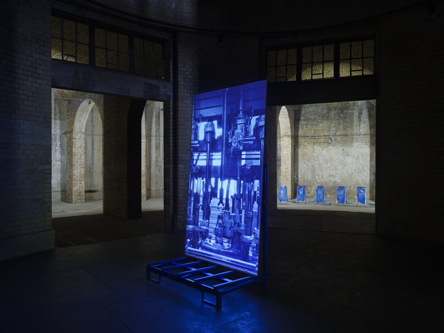 Constantin Hartenstein, Bottle Unit, 2026, Glastransportgestell, Projektionsplatte, Video. Ausstellungsansicht Galerie Parterre 2026.