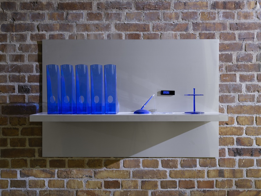 Constantin Hartenstein, Exclusion Unit, 2026, Edelstahl, Glas, Aktenordner, Stempelkarussell, Kettenkugelschreiber, LED Display. Ausstellungsansicht Galerie Parterre 2026.