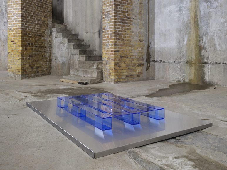 Constantin Hartenstein, Load Unit, 2026, Acrylglas, Edelstahl und Neodym-Magnete. Ausstellungsansicht Galerie Parterre 2026.