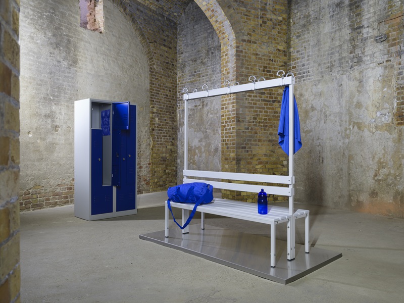 Constantin Hartenstein, Training Unit, 2026, Edelstahl, Glas, Sportbank, Spinde, Handtuch, Sporttasche, C-Print, Neodym-Magnete. Ausstellungsansicht Galerie Parterre 2026.