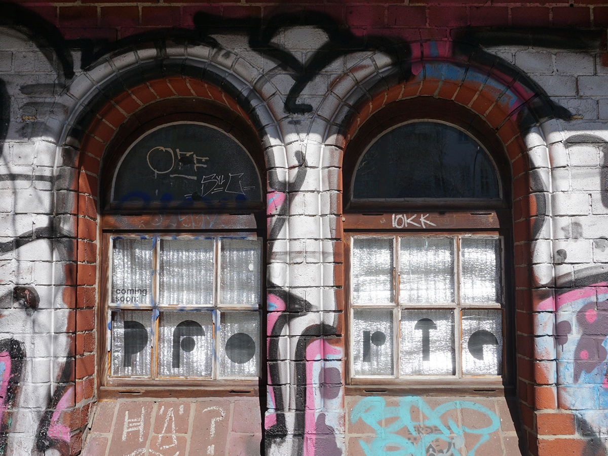 Pforte, Fenster, April 2025