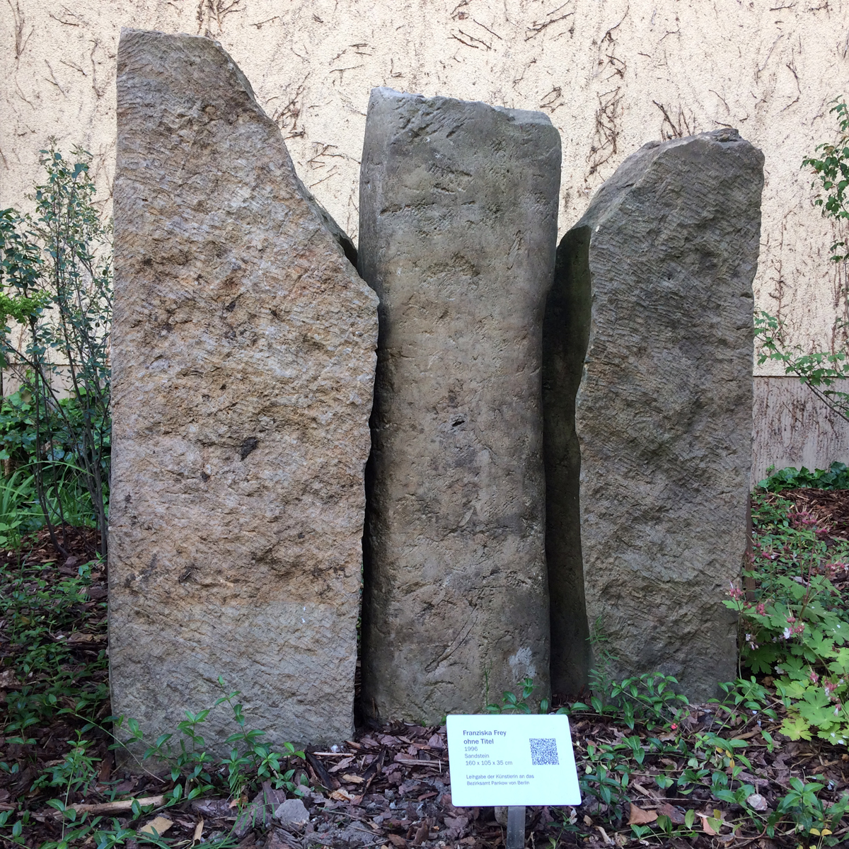 Franziska Frey: ohne Titel, 1996, Sandstein, 160 x 105 x 35 cm