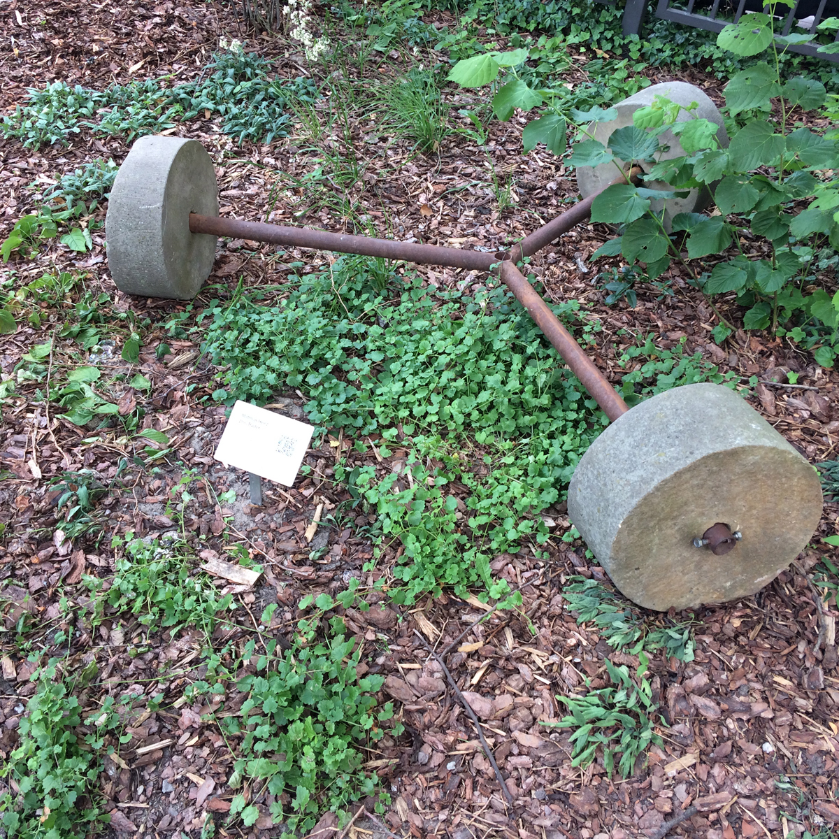 Matthias Heinz: Drei Räder, 1996, Stahl, Sandstein, 120 x 40 cm