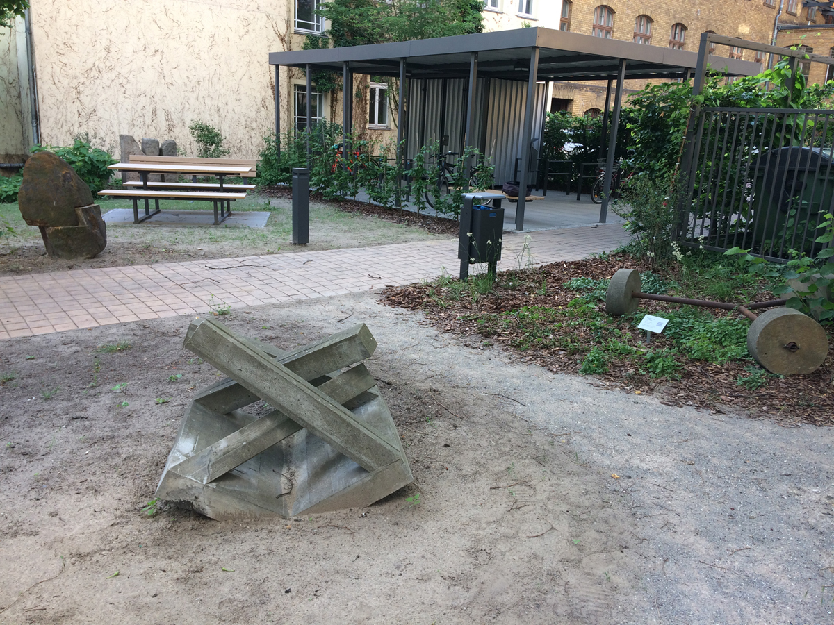 Rathaus Pankow - Hof mit Skulpturen