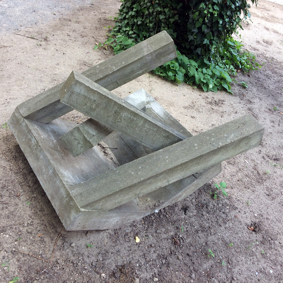 Rolf Wicker: Geknicktes Haus, 1996, Beton, 80 × 90 × 70 cm