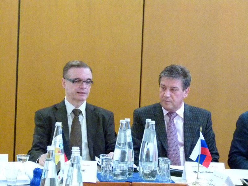 Präsident des LAGeSo, Franz Allert, und Minister der Moskauer Regierung, Vladimir Petrosyan, bei der Eröffnung des Seminars.