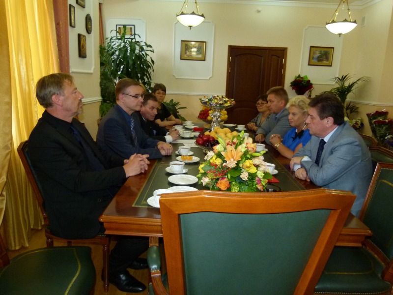 Fachaustausch der Delegation aus Berlin mit Vladimir Petrosyan, Minister der Moskauer Regierung, Leiter des Departements für soziale Sicherheit der Bevölkerung der Stadt Moskau (rechts)