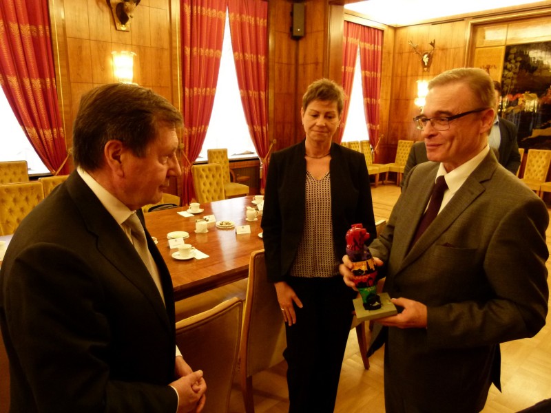 Übergabe des Gastgeschenkes durch Präsident Franz Allert (rechts) an S.E. Botschafter Wladimir Grinin (links); Senatorin Elke Breitenbach (mittig);