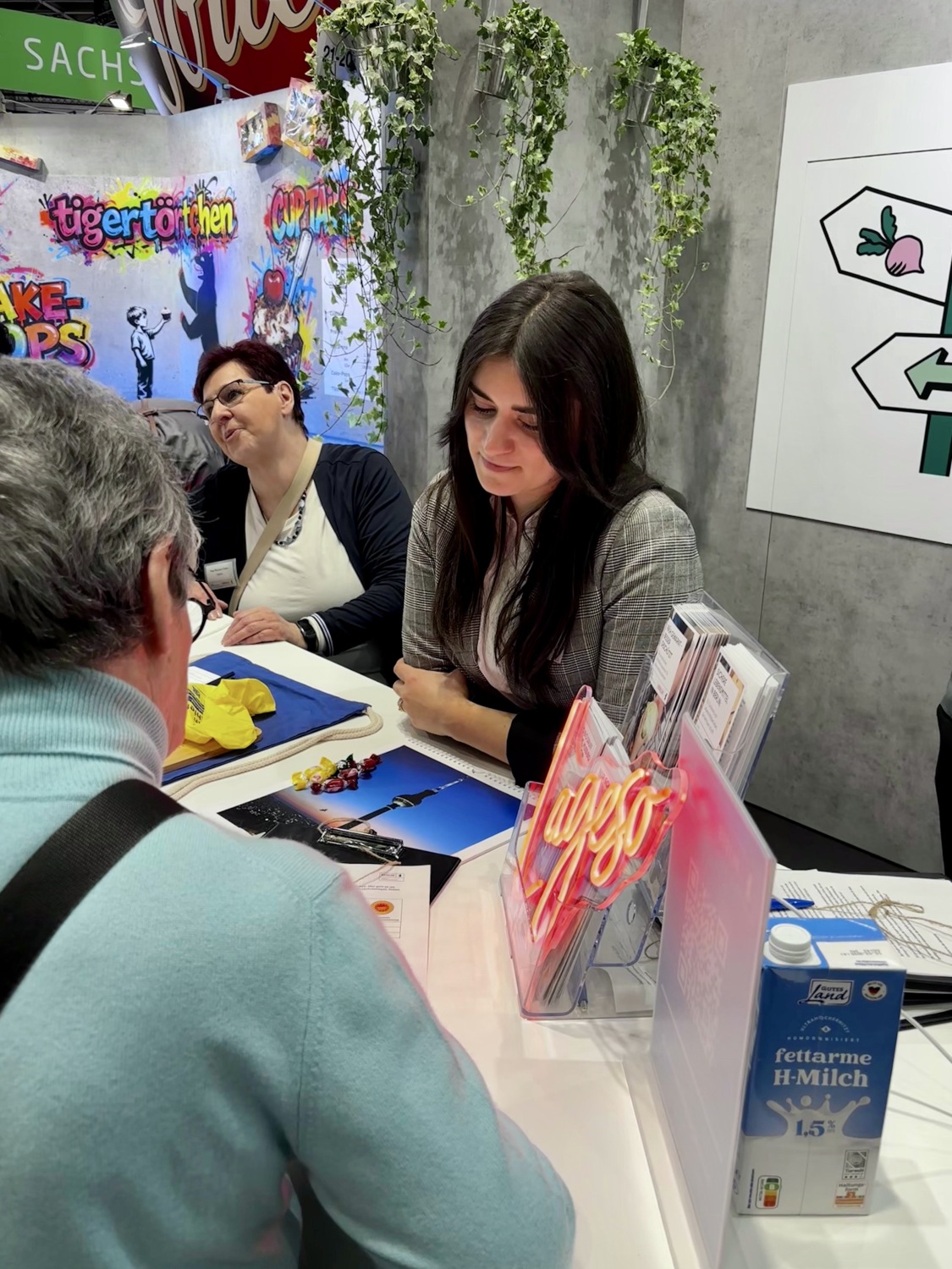 Eine Mitarbeiterin beim Gespräch am Stand
