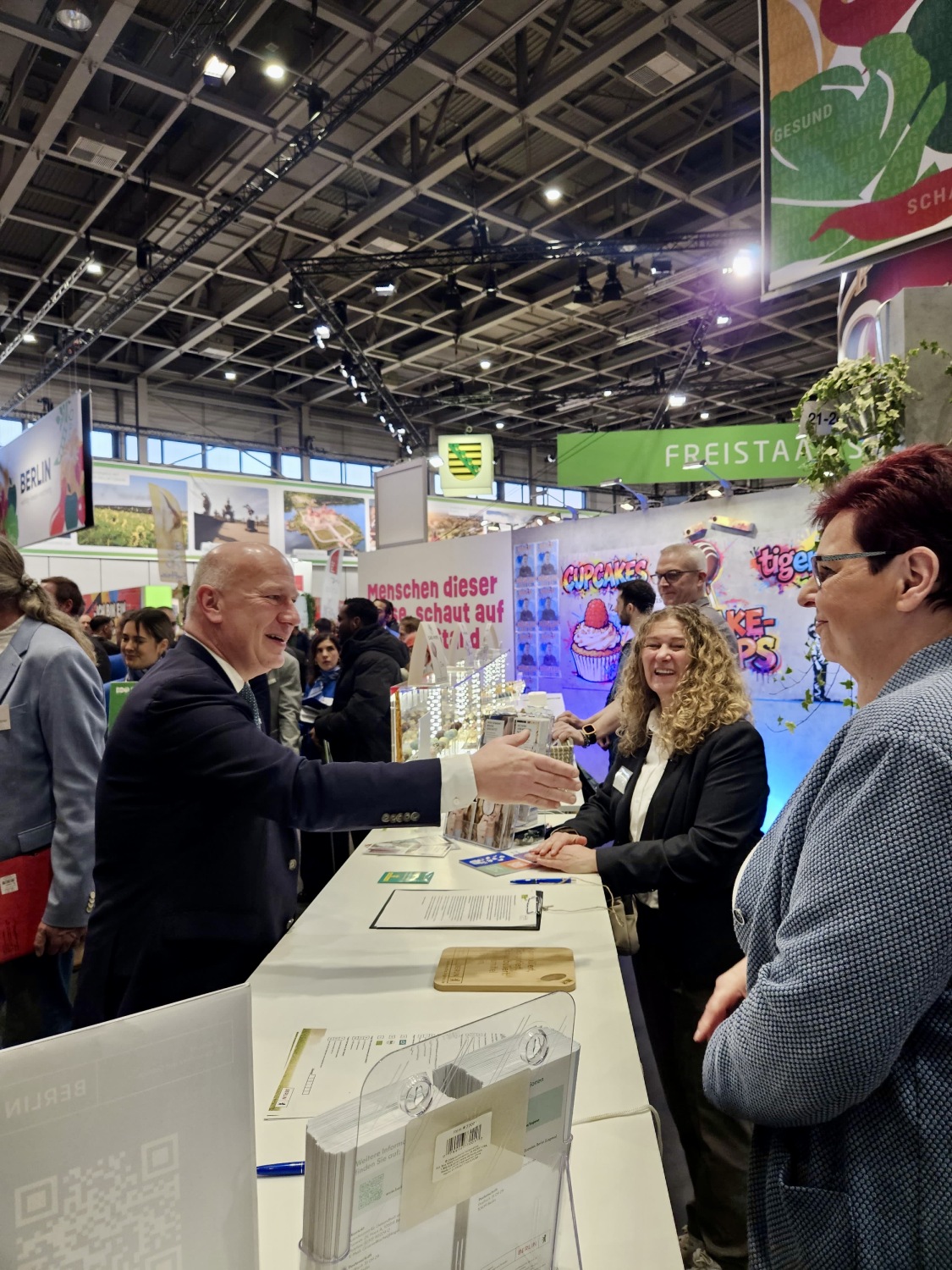 Der Bürgermeister von Berlin am Lageso Stand