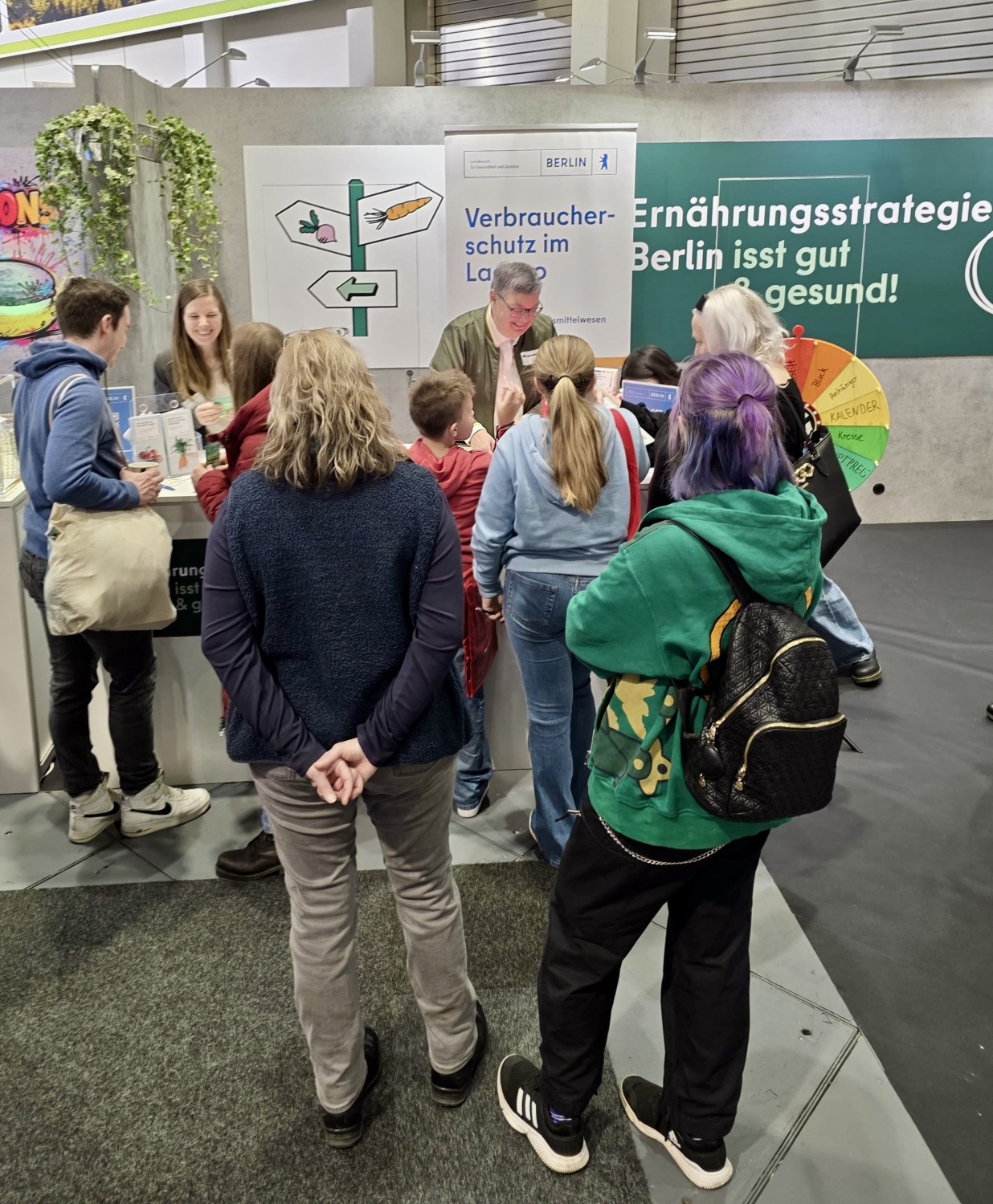 Menschen am Lageso Stand