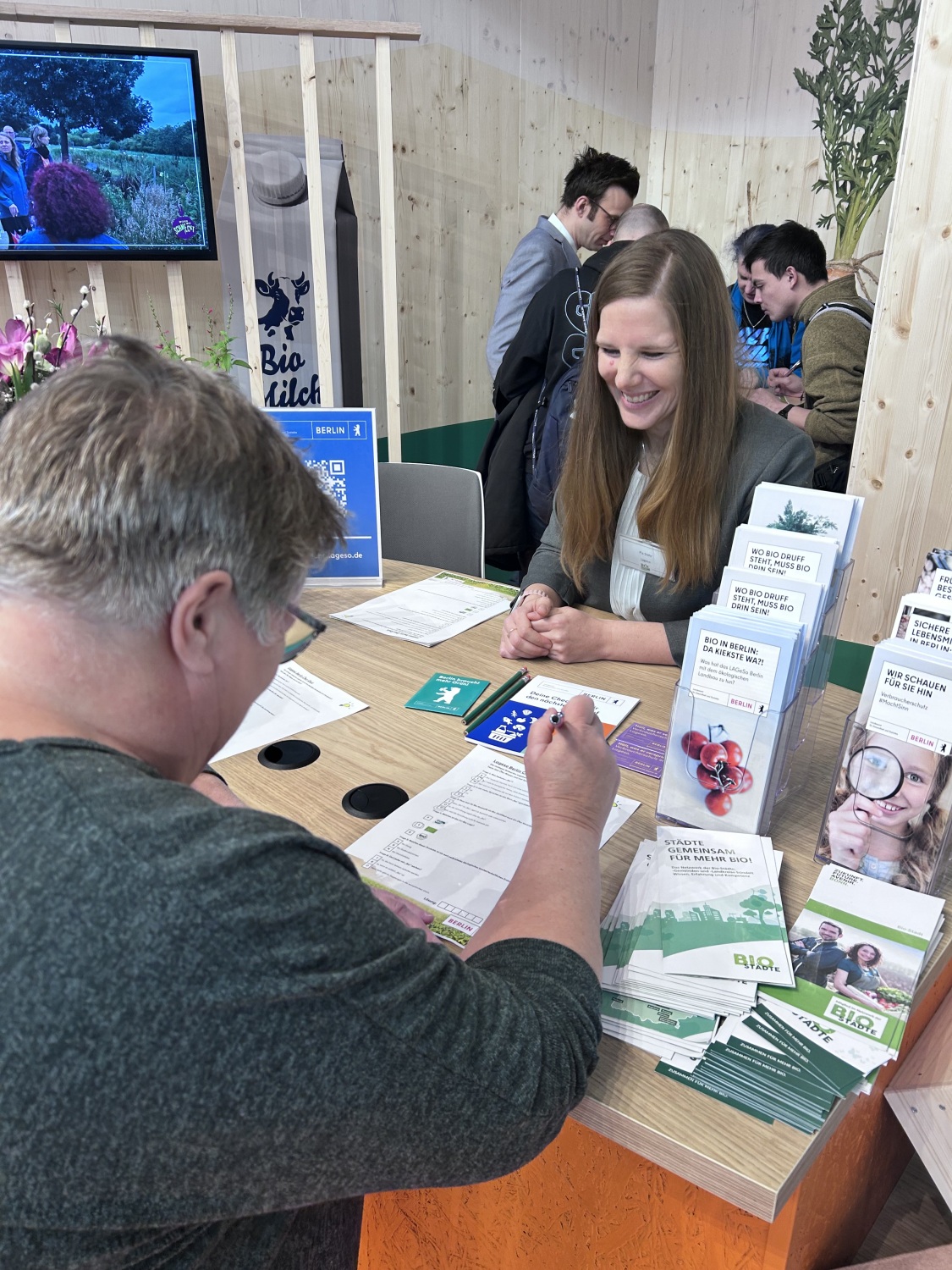 Kollegin am BÖL Stand