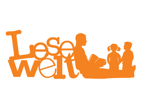 Kind liest in einem Bilderbuch