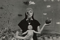 Collage einer zweigeteilten weiblichen Person mit einem Kind vor dem Bauch. Auf der einen Seite hält sie eine Kugel in der Hand und auf der anderen Seite zerfällt die Person.