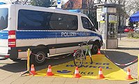 Polizeifahrzeug mit angebauten toten Winkel an einer Straße