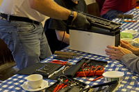 Repair Café: jemand repariert ein technisches Gerät